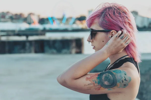 Retrato Una Joven Con Tatuajes Pelo Rosa Azul Jugando Con — Foto de Stock