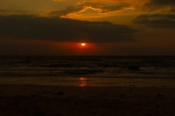 Rivage Plage Avec Soleil Rouge Qui Brille Arrière Plan Bnh — Photo