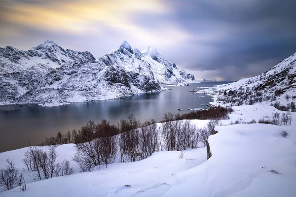 Kar Dağları Buzlu Suyla Güzel Bir Kış Manzarası — Stok fotoğraf