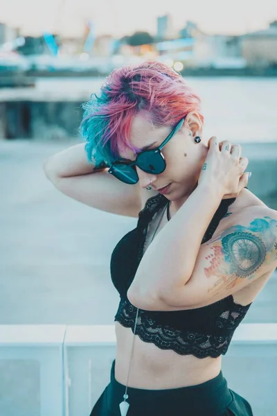 Retrato Uma Jovem Mulher Com Tatuagens Cabelo Rosa Azul Brincando — Fotografia de Stock