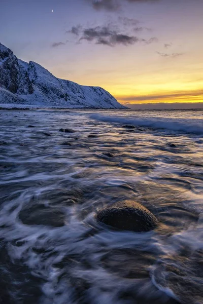 Immagine Verticale Bellissimo Mare Artico Con Montagne Innevate Tramonto All — Foto Stock