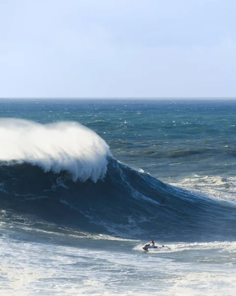 Ein Vertikales Bild Eines Surfers Fuße Einer Großen Welle Der — Stockfoto