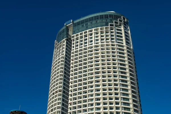 Een Prachtig Shot Van Een Gebouw Onder Een Blauwe Lucht — Stockfoto