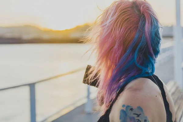 Uma Jovem Fêmea Com Cabelo Rosa Azul Tatuagens Segurando Uma — Fotografia de Stock