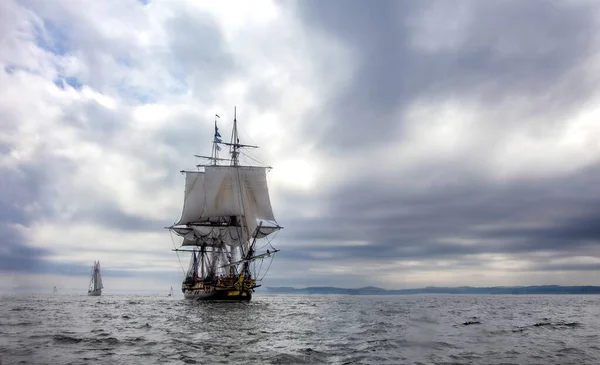 Ett Segelfartyg Havet Molnig Himmel Dagen Sval För Bakgrunder Och — Stockfoto