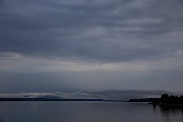 Paesaggio Lago Circondato Colline Sotto Cielo Nuvoloso Sera Fresco Sfondi — Foto Stock