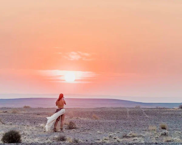 Μια Γυναίκα Που Βλέπει Ένα Όμορφο Ροζ Ηλιοβασίλεμα Πάνω Από — Φωτογραφία Αρχείου