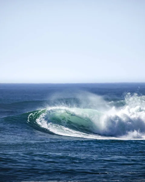 波が海に衝突する垂直のイメージ — ストック写真