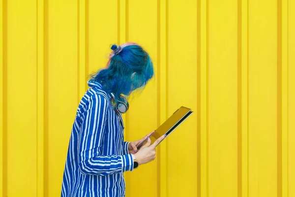 Uma Jovem Mulher Cabelos Azuis Com Uma Camisa Azul Segurando — Fotografia de Stock