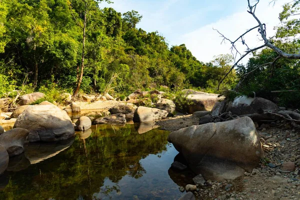 Vietnam Daki Şelaleleri Uçurumunda Ağaçların Ortasında Kayalar Olan Bir Nehir — Stok fotoğraf