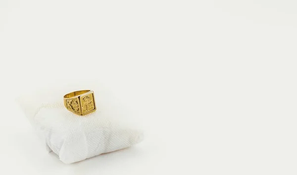 Close Anel Dourado Pequeno Travesseiro Contra Fundo Branco Sob Luzes — Fotografia de Stock