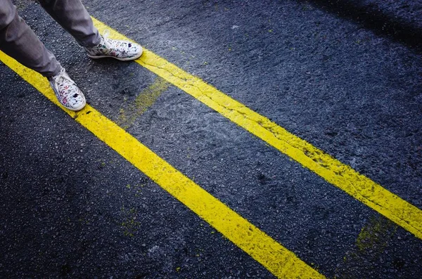 Primo Piano Alto Angolo Uomo Piedi Sulla Strada Dipinta Con — Foto Stock