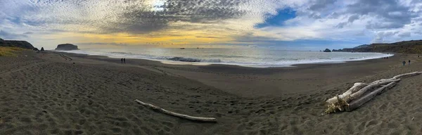 Una Vista Panorámica Una Playa Rodeada Por Mar Bajo Cielo — Foto de Stock