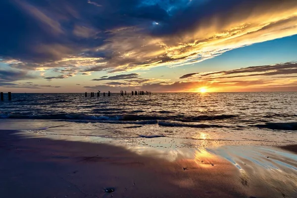 Spiaggia Circondata Dal Mare Con Tavole Legno Verticali Durante Tramonto — Foto Stock