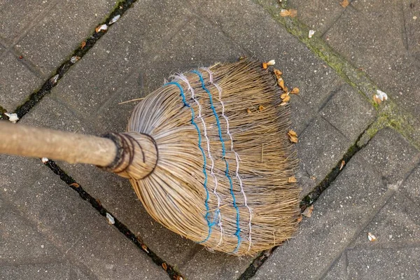 Eine Nahaufnahme Eines Besenstiels Der Das Betonpflaster Reinigt — Stockfoto