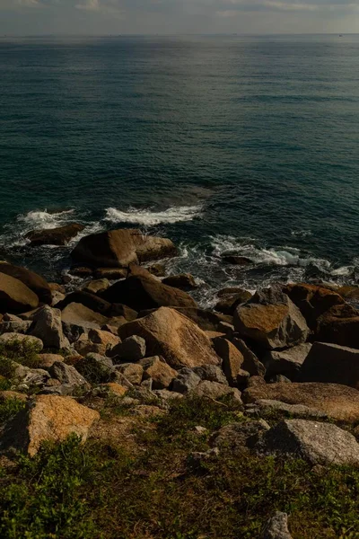 Colpo Verticale Rocce Vicino Mare Vietnam — Foto Stock