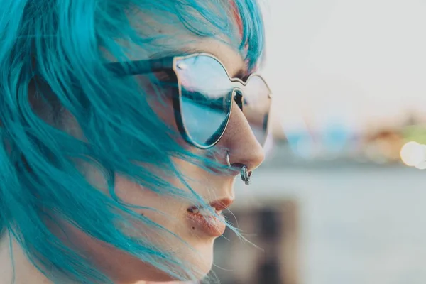 Portrait Une Jeune Femme Aux Cheveux Bleus Roses Portant Des — Photo