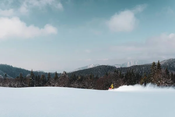Uma Mulher Montando Móvel Neve Uma Montanha Alpina Dia Nublado — Fotografia de Stock