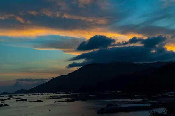 Море Около Гор Голубым Облачным Небом Вьетнаме — стоковое фото