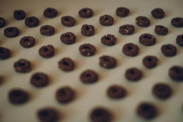 Высокий Угол Селективного Фокуса Крупным Планом Кольцеобразные Шоколадные Хлопья Размещены — стоковое фото