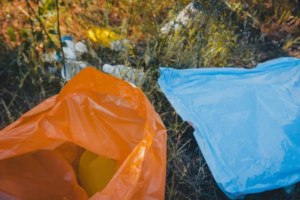 Una Toma Alto Ángulo Bolsas Basura Plásticas Suelo Concepto Contaminación — Foto de Stock