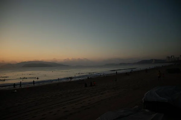 Brzeg Plaży Ludźmi Spacerującymi Nha Trang — Zdjęcie stockowe