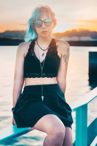 Vertical Shot Young Female Sunglasses Tattoos Black Outfit Pier Sea — Stock fotografie