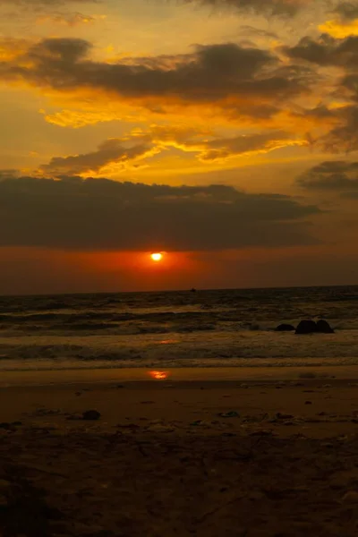 Eine Vertikale Aufnahme Vom Strand Mit Der Sonne Die Hinter — Stockfoto