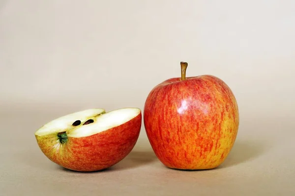 ภาพใกล ดของแอปเป แดงท กบนพ นหล าตาล — ภาพถ่ายสต็อก