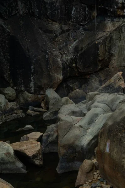 Pionowy Strzał Wody Środku Skał Wodospady Cliff Wietnamie — Zdjęcie stockowe
