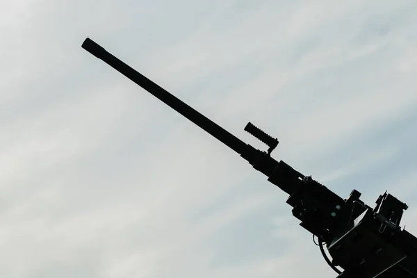 Крупним Планом Вид Башту Озброєння Пістолет Вказує Небо Хмарами — стокове фото
