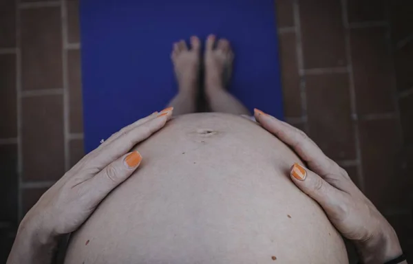 Pregnant Woman Holding Her Belly Standing — Stock Photo, Image