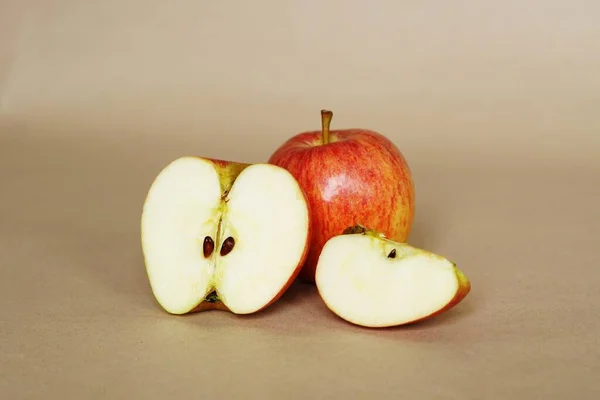Eine Nahaufnahme Eines Roten Apfels Mit Einer Süßen Scheibe Auf — Stockfoto