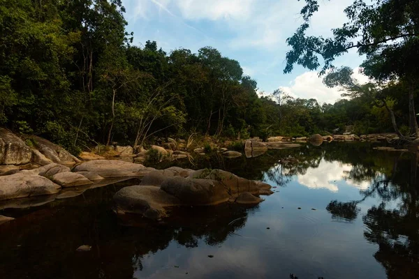 Vietnam Daki Şelaleleri Uçurumunda Ağaçların Ortasında Kayalar Olan Bir Nehir — Stok fotoğraf