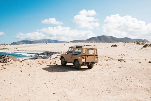 Tiro Carro Road Uma Área Selvagem Perto Pequeno Lago — Fotografia de Stock