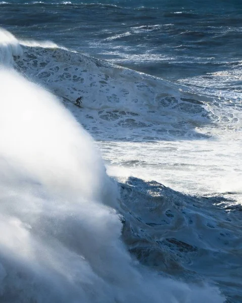 Эпический Снимок Серфингиста Большой Волне Посреди Океана — стоковое фото