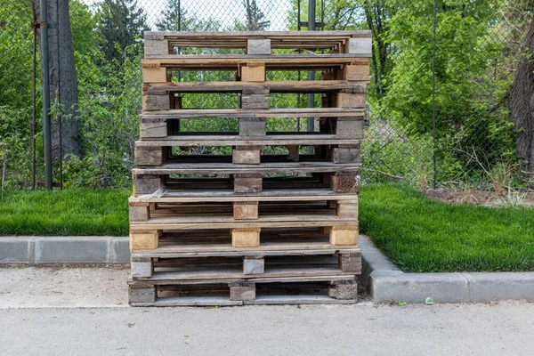 在公园里相互叠放在一起的一叠木制甲板的照片 用来做一些建筑 — 图库照片
