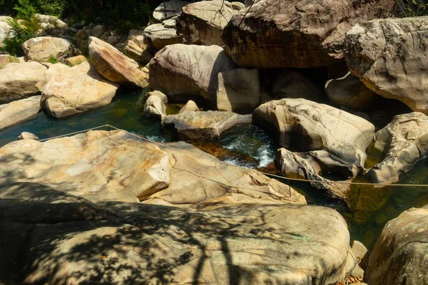 Acqua Che Scorre Nel Mezzo Rocce Cascate Cliff Vietnam — Foto Stock