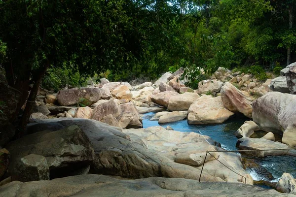 River Middle Rocks Trees Waterfalls Cliff Vietnam — Stock Photo, Image