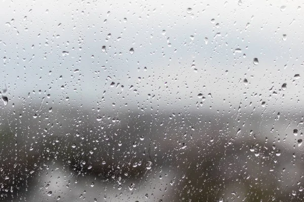 雨の暗い日に窓のクローズアップショットは 雨が窓を転がり落ちる — ストック写真