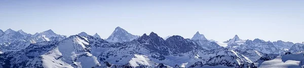 Hermoso Plano Panorámico Montañas Cubiertas Nieve Bajo Cielo Azul Claro — Foto de Stock