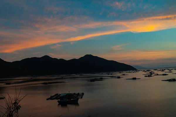 在越南 在蓝天之下的水面上有建筑物的海 — 图库照片