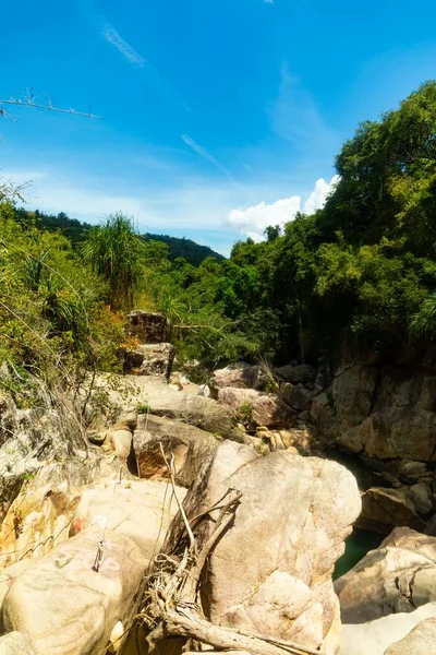 Disparo Vertical Rocas Rodeadas Árboles Bajo Cielo Azul Acantilado Cascadas —  Fotos de Stock