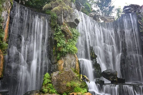 Artificial waterfall : 10 458 images, photos de stock, objets 3D