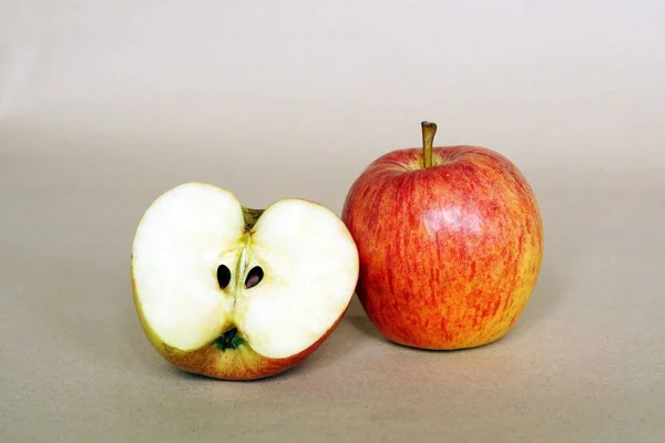 ภาพใกล ดของแอปเป แดงท กบนพ นหล าตาล — ภาพถ่ายสต็อก