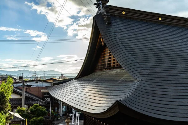 Ένα Shinto Shrine Που Περιβάλλεται Από Κτίρια Και Δέντρα Κάτω — Φωτογραφία Αρχείου