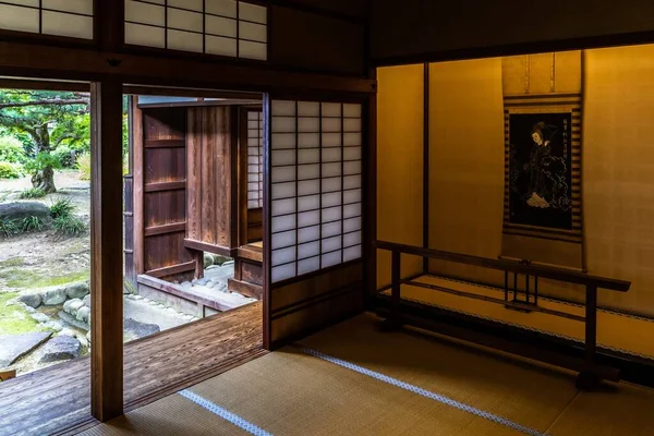 Красивая Аккуратная Деревянная Комната Деревьями Видимыми Через Открытую Дверь Takayama — стоковое фото