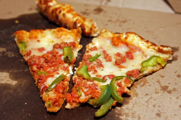 Restjes Pepperoni Pizza Plakjes Een Vettige Doos — Stockfoto