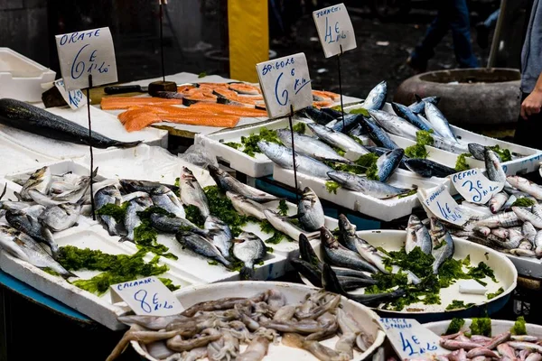 Eine Schöne Aufnahme Der Meeresfrüchte Die Auf Einem Offenen Markt — Stockfoto