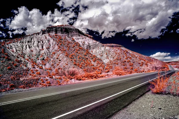 Ένας Όμορφος Δρόμος Στους Λόφους Κάτω Από Τον Συννεφιασμένο Ουρανό — Φωτογραφία Αρχείου